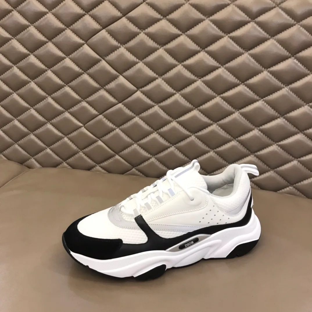 Factory price: 480💰 ◾️▫️Dior D®️ x 🆕 (high version) B22 men's jogging fashion sneakers, this single product draws inspiration from retro jogging shoes. It adopts a thick low-top design, with an upper made of black cow leather and mesh fabric, and a black and white engraved rubber sole. Black mesh fabric tongue and heel counters complement black laces, with an embossed "Di~r" logo embellishment on the side. These sneakers can be mixed and matched with a classic suit for a sporty chic look! Size: 39-45 (38, 46 can be customized)